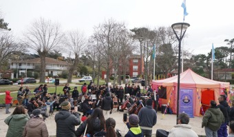 SE PRESENT LA BIBLIOTECA INFANTIL MVIL PULGA CUENTO EN LA PLAZA CARLOS IDAHO GESELL