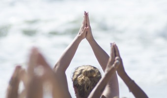 YOGA FRENTE AL MAR: UNA EXPERIENCIA PARA CONECTAR CON LA NATURALEZA