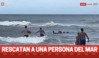 Guardavidas rescatan en vivo a un hombre que no poda salir del mar