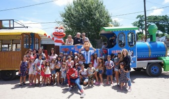 40 NIOS DE LA CASA DE LAS INFANCIAS DISFRUTARON DE UN PASEO INOLVIDABLE EN EL TREN DE LA ALEGRA