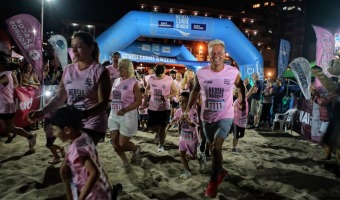 UNA MULTITUD ILUMIN LA PLAYA EN LA EDICIN 2025 DE GESELL CORRE DE NOCHE