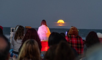RECIBIMOS LA SEGUNDA LUNA LLENA DEL AO CON UNA CLASE DE YOGA EN LA PLAYA
