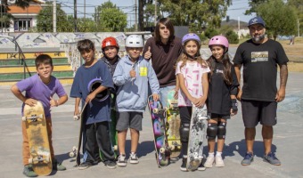 MS DE 35 CHICOS Y CHICAS PARTICIPAN DE LA ESCUELA DE SKATE MUNICIPAL