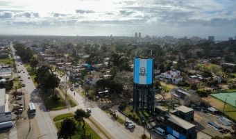 LA ESCULTURA DE CARLOS GESELL FUE REINSTALADA EN EL TANQUE DE AGUA