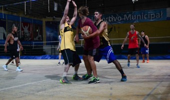 En verano el bsquet se juega en el Poli