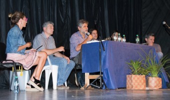 Filmus disert ante una colmada Casa de la Cultura