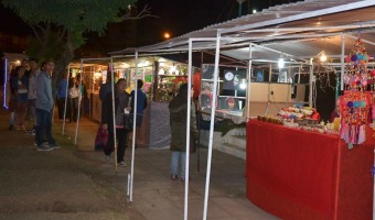 Artesanas y espectculos en Plaza de las Amricas