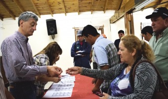 Entrega de DNI y pasaportes a residentes paraguayos