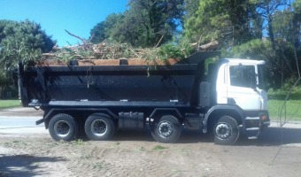 EL GRUPO FENIX ENVA DOS CAMIONES CON BATEA,  UNO CON PALA Y DOS MOTONIVELADORAS