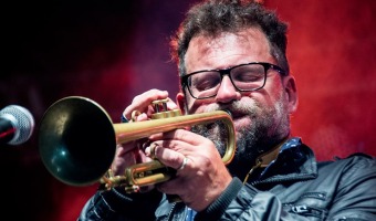 GILLESPI BRIND UN SHOW EN LA PLAZA 1 JUNTA