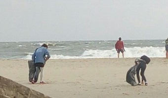 LIMPIEZA DE PLAYA A PESAR DE LA SUDESTADA