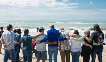 OFRENDA FLORAL EN MAR AZUL POR EL DA DE LA MEMORIA, LA VERDAD Y LA JUSTICIA