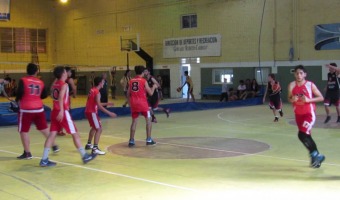 Intensa actividad de bsquet y voley en el Polideportivo