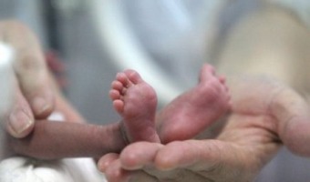 Dio a luz en un bao con la ayuda del Personal de Seguridad