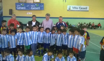 El ftbol infantil de los barrios vino al Polideportivo