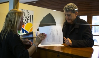 Barrera entreg la documentacin de la obra elctrica en el HCD