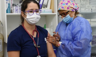 CONTINA LA CAMPAA DE VACUNACIN CONTRA EL COVID-19 PARA EL PERSONAL DE SALUD