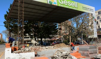 Se trabaja en el reciclado del Escenario Mayor de la Plaza Primera Junta