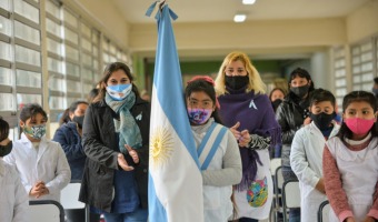 BARRERA TOM LA PROMESA A LA BANDERA A LOS ALUMNOS DE LA PRIMARIA 4