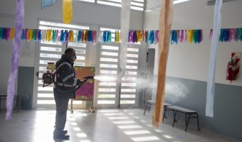 SANEAMIENTO AMBIENTAL TRABAJA EN LA FUMIGACIN DE ESCUELAS