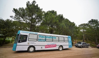 VACUNATORIO MVIL: 39 VECINOS EN MAR AZUL RECIBIERON SU PRIMERA DOSIS