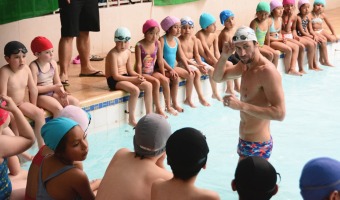 Meolans brindó una clínica de natación en Villa Gesell