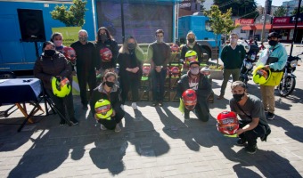 SEGURIDAD VIAL Y EL MUNICIPIO ENTREGARON LOS PRIMEROS 10 CASCOS A CONDUCTORES DE MOTOVEHCULOS