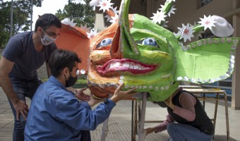 LA EES N4 Y LA COLECTIVIDAD BOLIVIANA SE PREPARAN PARA EL GRAN DESFILE DE LAS COLECTIVIDADES