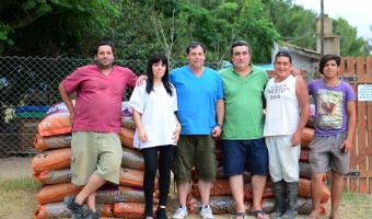 Entrega de alimentos a las protectoras