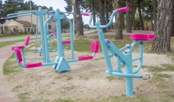 INSTALACIN DE ESTACIONES DE GIMNASIA EN LA PLAZA DEL CENTRO DE SALUD OESTE