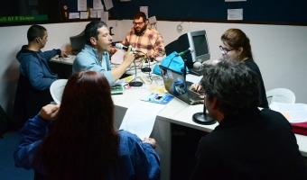 Las voces de todos en una radio