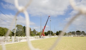 SE INSTAL LA LUMINARIA EN LA CANCHA DE HOCKEY MUNICIPAL