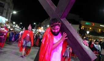 EL VA CRUCIS VIVIENTE CONVOC A LA COMUNIDAD EN UN ENCUENTRO DE FE