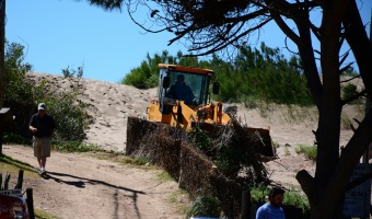 La Municipalidad quita acceso ilegal a complejo turstico de Mar Azul