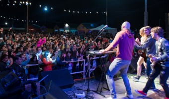 Comenz la fiesta de la playa con el cierre de Mano Arriba