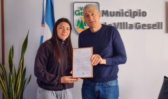 EL INTENDENTE ENTREG UN RECONOCIMIENTO A SOFA MASTRANDREA