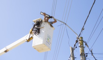 CONTIN�A LA INSTALACI�N DE LUMINARIAS LED EN DISTINTOS PUNTOS DEL PARTIDO