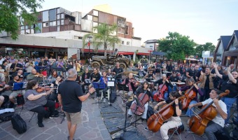 LA ORQUESTA MUNICIPAL BRIND� SU PRIMER SHOW DE VERANO