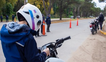 SE REALIZ� UNA CAMPA�A DE PREVENCI�N VIAL Y SE ENTREGARON CASCOS A CONDUCTORES