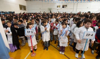 ESTUDIANTES DE 4� GRADO PROMETIERON LEALTAD A LA BANDERA NACIONAL