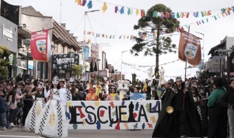 LAS INSTITUCIONES LOCALES BRILLARON EN UN NUEVO DESFILE DE CARROZAS