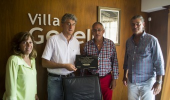 Barrera recibi una placa de agradecimiento